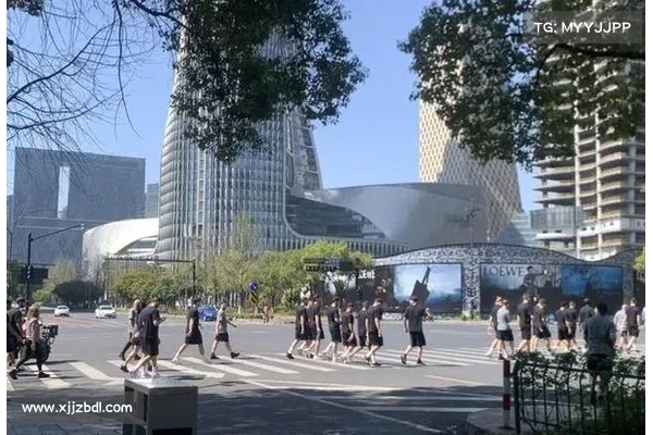 赛前悠闲漫步杭州街头,澳大利亚队以 citywalk 诠释 _松弛感_ 赛前悠闲漫步杭州街头,澳大利亚队以 citywalk 诠释 _松弛感_